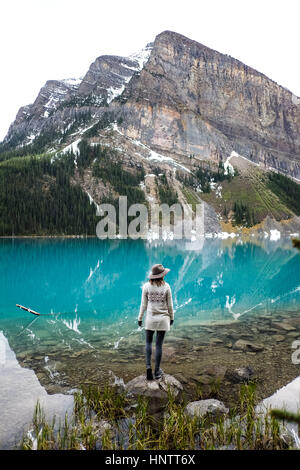 Una ragazza in un cappello e bohemian maglione vicino al lago di montagna Foto Stock