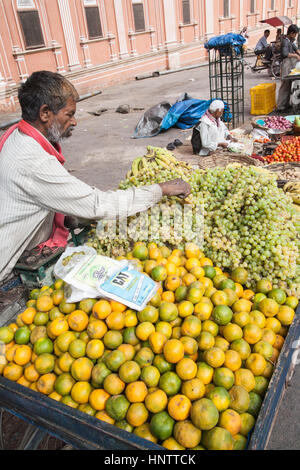 Street,in stallo,a,orane,arance,frutta,l'uva,carrello,mercato,freschi,business,piccola,imprenditore,piccola,scala,imprenditore,nel centro di Jaipur Rajasthan,l'India, Foto Stock