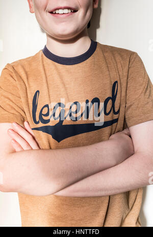 Un ragazzo che indossa una leggenda tshirt. Foto Stock