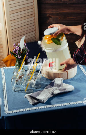 Party drink station con bottiglie piccole e limonata fatta in casa Foto Stock