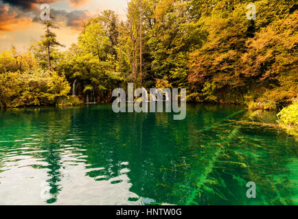 Stock Photo - Plitvice acqua minerale laghi e cascate. Laghi di Plitvice ( Plitvička ) Lakes National Park, Croazia. Un sito Patrimonio Mondiale dell'UNESCO Foto Stock