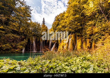 Stock Photo - Plitvice acqua minerale laghi e cascate. Laghi di Plitvice ( Plitvička ) Lakes National Park, Croazia. Un sito Patrimonio Mondiale dell'UNESCO Foto Stock