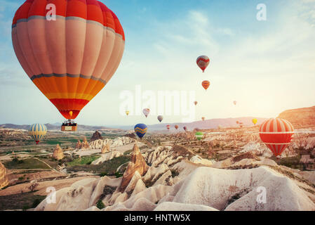 La Turchia Cappadocia bellissimi palloncini volo paesaggio di pietra Foto Stock