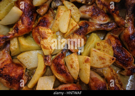 Cotta nel forno il pollo e le patate e il vassoio Foto Stock