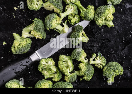 Direttamente sopra la dose di Broccoli con coltello sul tagliere Foto Stock