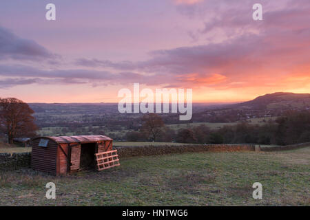 Vista pittoresca su Wharfedale, Otley Chevin e Almscliffe roccioso, con un cielo rosa all'alba in un freddo gelido inverno mattina - West Yorkshire, GB. Foto Stock