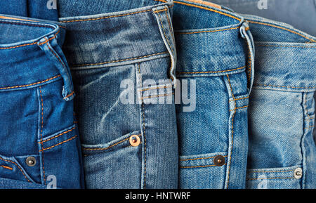 Jeans blu dettagli close up. Diverse tasche di jeans blu Foto Stock