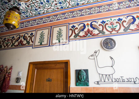 Popolari bilancio backpacker hotel,Hotel Pearl Palace,che ha un sacco di artwork e una terrazza sul tetto per bibite,i pasti nella Città Rosa,Jaipur Rajasthan,l'India. Foto Stock