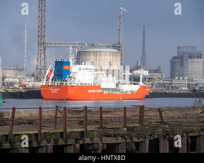 Il Gpl Tanker Coral Sticho, numero IMO 9685504 ormeggiata presso la raffineria di petrolio sul Fiume Tees England Regno Unito Foto Stock