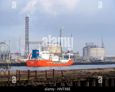 Il Gpl Tanker Coral Sticho, numero IMO 9685504 ormeggiata presso la raffineria di petrolio sul Fiume Tees England Regno Unito Foto Stock