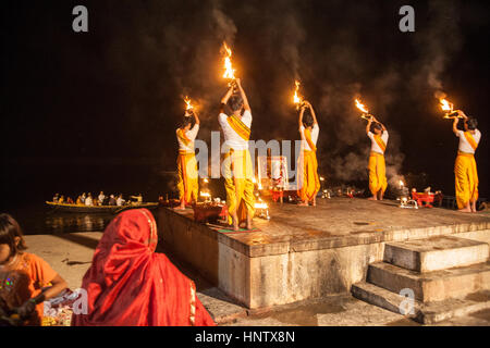 Indù, servizio, Ganga Aarti, in tarda serata, sulla famosa, balneazione, ghats. La cultura, di Varanasi, è strettamente associato con Foto Stock