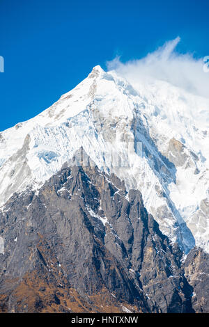 Snow-capped, ventoso Langtang Lirung picco di montagna, parte della gamma himalayana del Nepal. In verticale Foto Stock
