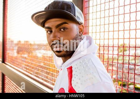 Grave uomo nero vicino alla recinzione Foto Stock