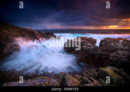 Le onde che scorre sulla spiaggia rocciosa Foto Stock