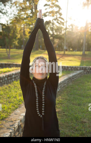 La donna caucasica la pratica dello yoga in posizione di parcheggio Foto Stock