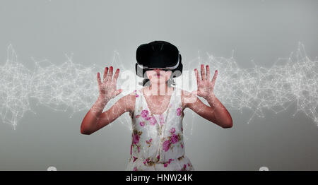 Razza mista ragazza indossando la realtà virtuale gli occhiali di protezione Foto Stock