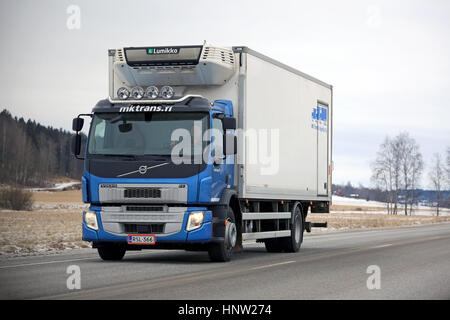 SALO, Finlandia - 11 febbraio 2017: Blu Volvo FE autocarro refrigerato di MK Trans & Logistics Oy trasporta merci lungo l'autostrada 52 in un giorno nuvoloso di wi Foto Stock