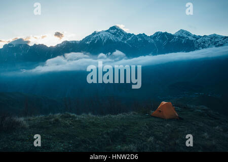 Tenda da campeggio nel paesaggio di montagna Foto Stock