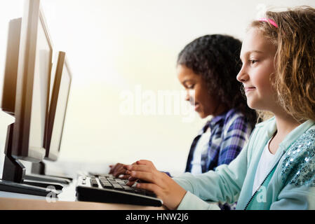 Ragazze tramite computer Foto Stock