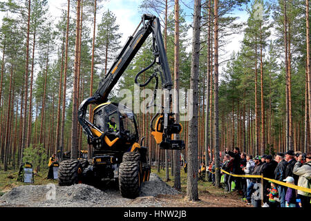 JAMSA, Finlandia - 2 Settembre 2016: Ponsse foresta operatore trincia mostra il re dello Scorpione semovente di testa H7 per i telespettatori interessati in un lavoro demonst Foto Stock