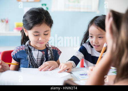 Le ragazze di notebook di lettura in aula Foto Stock