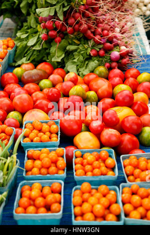 Fresche verdure organiche al mercato Foto Stock