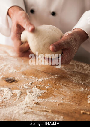 Mani di baker gli impasti Foto Stock