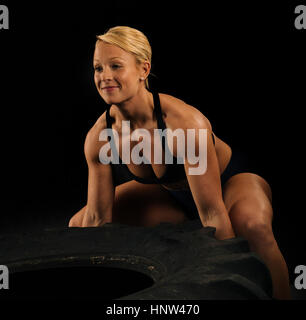La donna caucasica sollevamento pneumatico pesanti Foto Stock