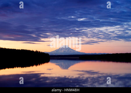 La riflessione di nuvole e montagna nel fiume al tramonto Foto Stock