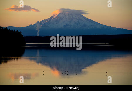 La riflessione di nuvole e montagna nel fiume al tramonto Foto Stock