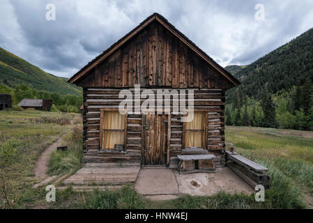 Rustico log cabin in valle Foto Stock