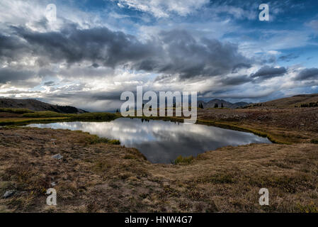 La riflessione di nuvole nel lago in remoto Foto Stock