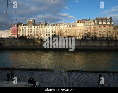Il sole splende sulle case sull'Ile de la Cite sul Fiume Senna, Parigi, Francia Foto Stock