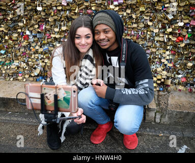 14/02/2017. Il giorno di San Valentino, una coppia giovane prendere un selfie davanti all amore si blocca al Pont Neuf a Parigi, Francia. Foto Stock
