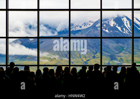 Folla a finestra con vista panoramica del monte Foto Stock