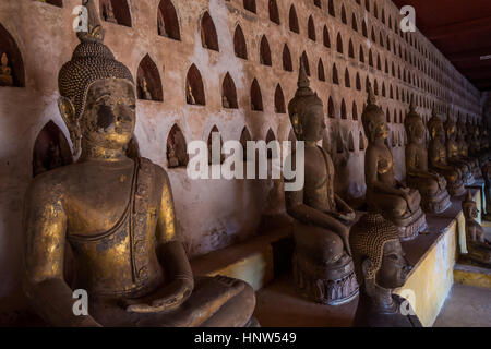 Wat Si Saket trova è famosa per il suo chiostro muro che ospita migliaia di piccole immagini di Buddha e le righe di centinaia di Budda seduto. Essi sono disponibili in tutte le Foto Stock