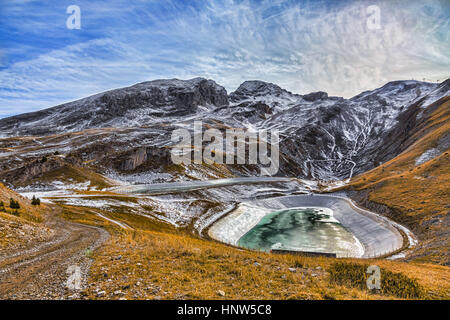Paesaggio invernale con due laghi artificiali in Le il massiccio del Dévoluy nelle Hautes-Alpes, Francia. Foto Stock
