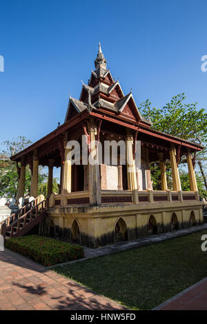 Wat Si Saket trova è famosa per il suo chiostro muro che ospita migliaia di piccole immagini di Buddha e le righe di centinaia di Budda seduto. Essi sono disponibili in tutte le Foto Stock