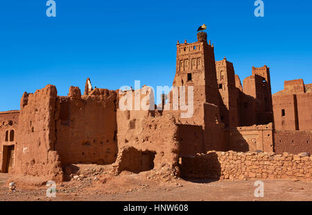 Stork nidificazione sugli Glaoui Kasbah di Tamedaght nella valle Ounilla circondato dalla hammada (stoney) deserto ai piedi delle colline di Altas mo Foto Stock