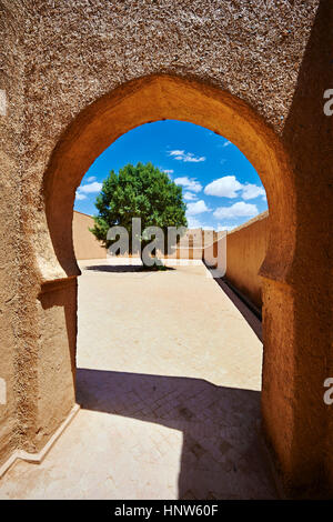 Arabesque adobe arch al cortile interno del Alaouite Ksar Fida costruito da Moulay Ismaïl secondo dominatore del marocchino dinastia Alaouite ( reig Foto Stock