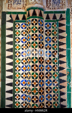 Arabesque moresca di piastrelle in ceramica in gesso scolpito del Palacios Nazaries, Alhambra. Granada, Andalusia, Spagna. Foto Stock