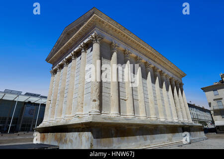 La Maison Carrée, un antico tempio romano costruito intorno al 4-7 annuncio e dedicato a Giulio Cesare, l'esempio meglio conservato di un tempio romano, Nimes, Francia Foto Stock