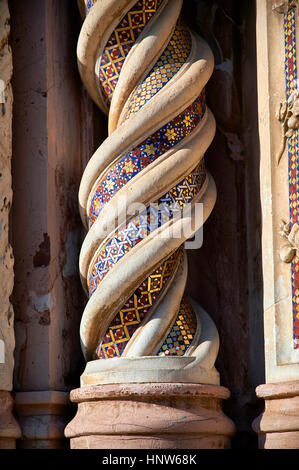 Close up di un medievale scolpita decotative pilastro di torsione del XIV secolo gotico toscano facciata del Duomo di Orvieto, progettato da maitén Foto Stock