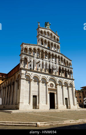 Facciata della chiesa di San Michele del XIII secolo facciata romanica di San Michele in Foro, Lucca, Toscana, Italia Foto Stock