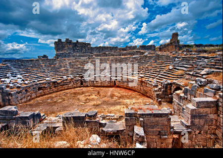 Anfiteatro di Xanthos che è stata modificata dai Romani con un muro attorno a quello che sarebbe stato il palcoscenico per fare una buca per Gladitorial & animal e Foto Stock