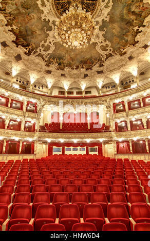 Auditorium interiore del grande teatro - Opera, Praga, Repubblica Ceca Foto Stock