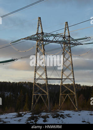 Traliccio in acciaio Traliccio di elettricità o torre di trasmissione in Norvegia. Foto Stock