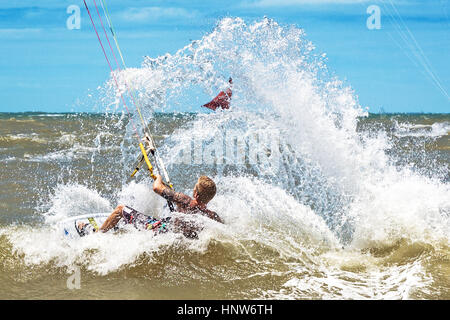 Uomo in mare il kite surf, schizzi Foto Stock