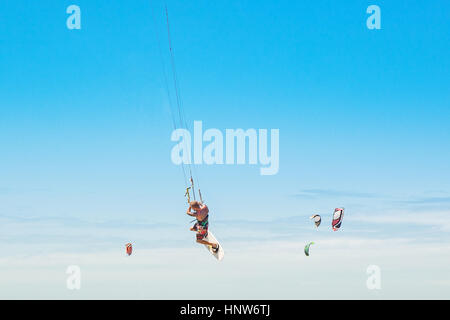 Uomo a metà in aria il kite surf Foto Stock