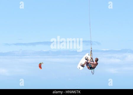 Uomo a metà in aria il kite surf Foto Stock